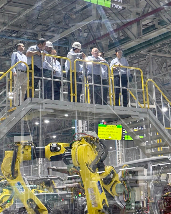 정의선 현대차그룹 회장이 기아 인도 아난타푸르공장 임직원들과 함께 생산 라인을 점검하고 있다. [사진=현대자동차그룹]