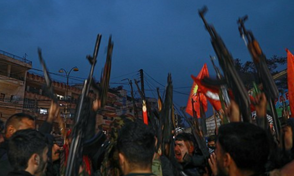 시리아 북동부 알레포 마을에서 쿠르드족 주도 시리아 민주군(SDF)을 지지하는 총력전 소집에 따라 집결한 쿠르드족 전투원들. [사진=연합뉴스]