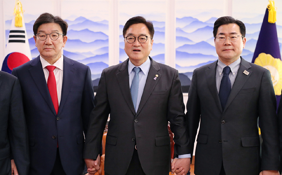 우원식 국회의장과 양당 원내대표가 26일 서울 여의도 국회에서 의장주재 회동에 참석해 기념 촬영하고 있다. [사진=연합뉴스]