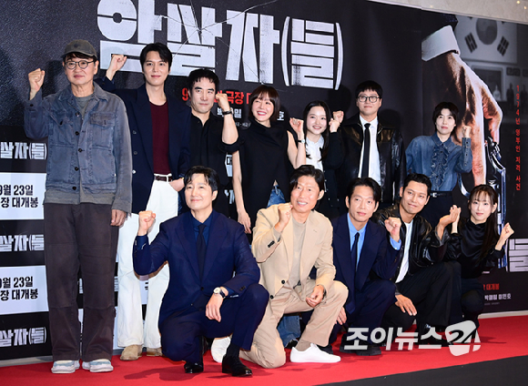 (왼쪽 윗줄부터 시계방향) 허진호 감독-배우 이민호-배성우-엄지원-최유리-김대명-심은경-류혜영-박훈-박지환-유해진-박해일이 21일 서울 송파구 롯데시네마 월드타워에서 열린 영화 '암살자(들)'(감독 허진호) VIP 시사회에 참석하고 있다. [사진=정소희 기자]