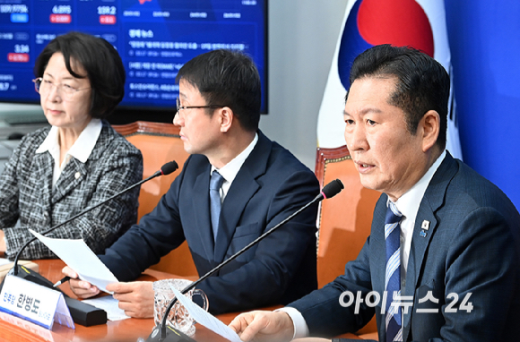 정청래 더불어민주당 대표가 17일 서울 여의도 국회에서 열린 검찰개혁 관련 당 대표 긴급 기자회견에서 발언하고 있다. [사진=곽영래 기자]