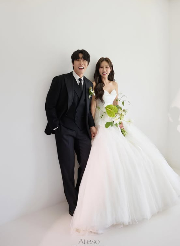 "너무 눈부셔"⋯신지♥문원, 오늘(2일) 동료 하객 축하 속 웨딩마치
