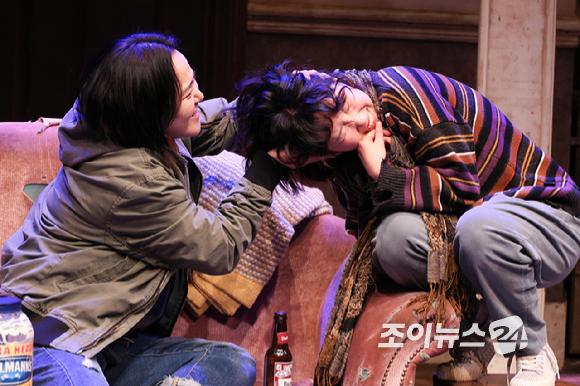 배우 문근영, 김단이가 19일 오후 서울 종로구 동숭동 대학로티오엠에서 진행된 연극 '오펀스' 프레스콜에 참석해 열연을 펼치고 있다. [사진=문수지 기자]