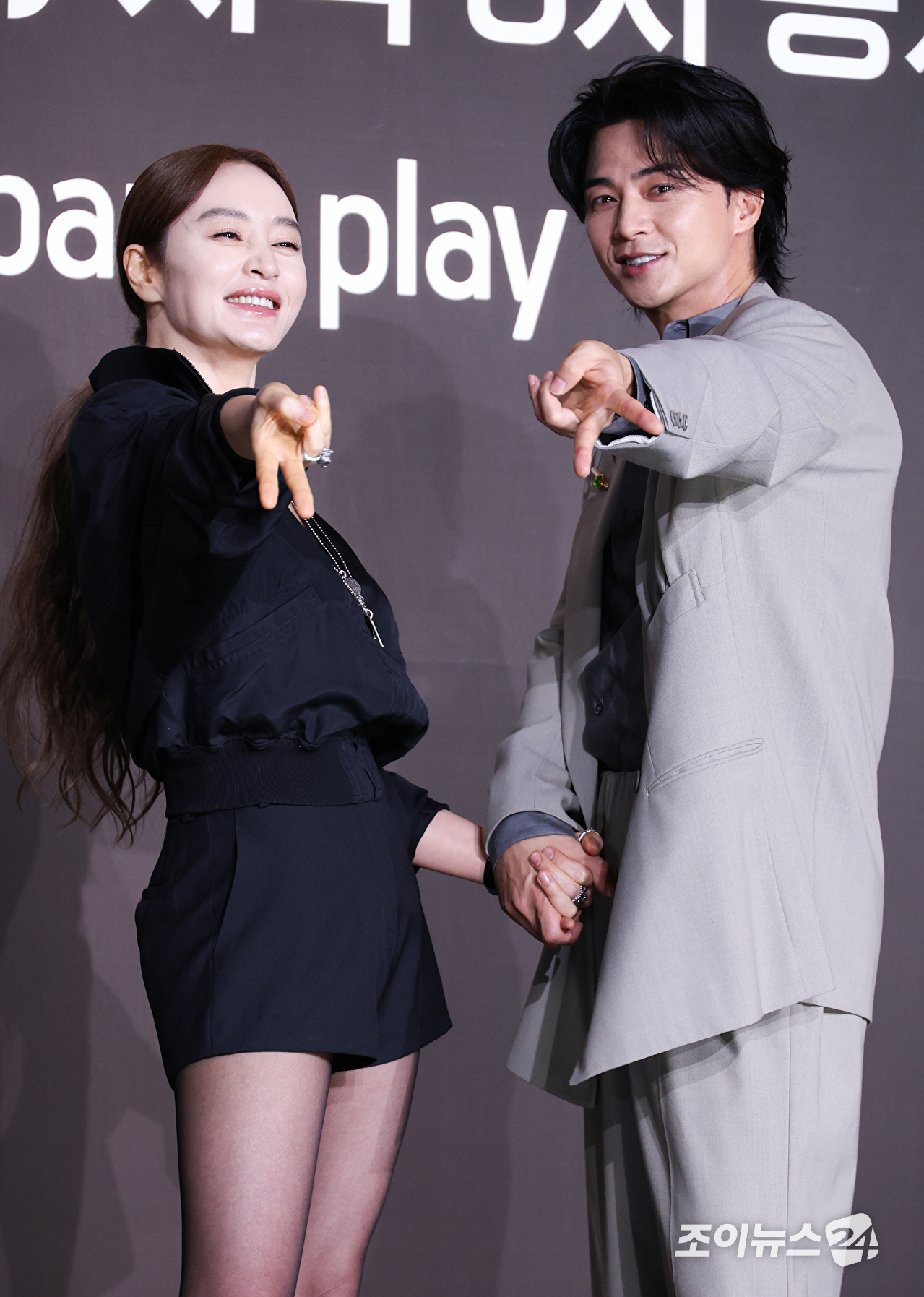 배우 김혜수, 김지훈이 28일 오전 서울 중구 장충동 앰배서더 서울 풀만 호텔에서 진행된 쿠팡플레이 시리즈 '지금 불륜이 문제가 아닙니다' 제작발표회에 참석해 포즈를 취하고 있다. [사진=문수지 기자]
