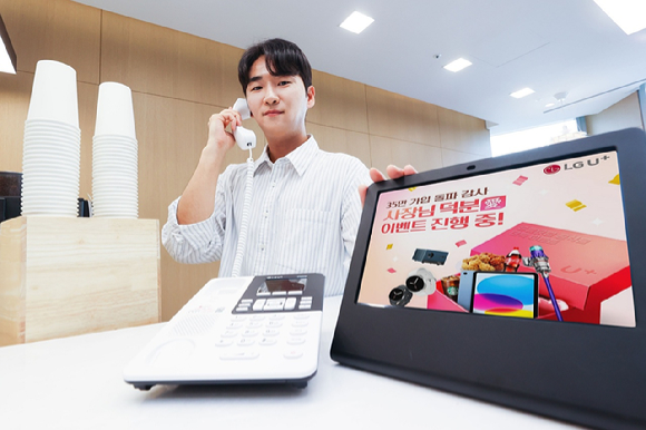 사진은 LG유플러스 직원이 ‘35만 돌파 기념 프로모션’을 소개하는 모습 [사진=LGU+]