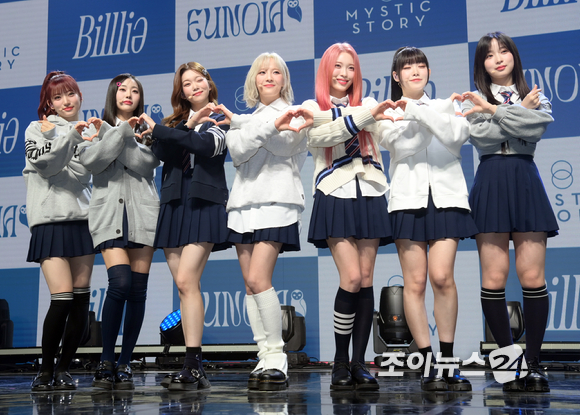 그룹 빌리(Billlie)가 28일 오후 서울 마포구 신한pLay 스퀘어에서 진행된 네 번째 미니앨범 '더 빌리지 오브 퍼셉션: 챕터 쓰리(the Billage of perception: chapter three)' 발매 기념 쇼케이스에 참석해 포즈를 취하고 있다. [사진=정소희 기자]
