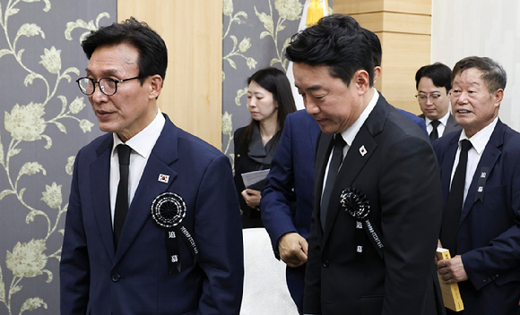 김민석 더불어민주당 대표(왼쪽)와 강훈식 청와대 비서실장(오른쪽)이 18일 서울 동작구 국립서울현충원 현충관에서 열린 김대중 전 대통령 서거 17주기 추모식 사전 환담에 참석하고 있다. 2026.8.18 [공동취재] [사진=연합뉴스]