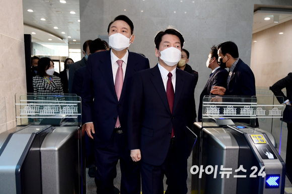 이준석 국민의힘 대표가 지난달 10일 서울 종로구의 한 오피스텔에 위치한 김종인 전 국민의힘 총괄선대위원장의 사무실로 향하고 있다. [사진=국회사진취재단]