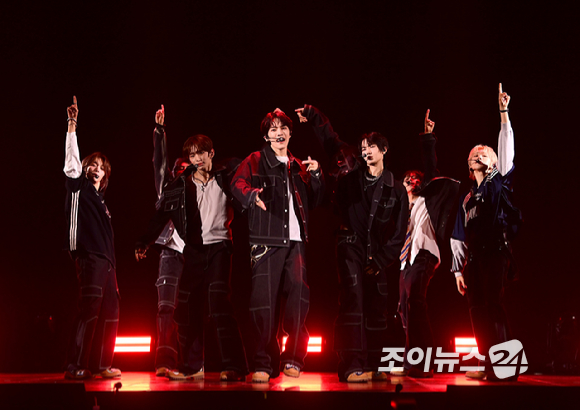 3일 오후 서울 광진구 광장동 예스24라이브홀에서 신인 보이그룹&nbsp;튜넥스(TUNEXX)&nbsp;첫 번째 미니 앨범 '셋 바이 어스 온리'(SET BY US ONLY) 발매 기념 쇼케이스가 열렸다.&nbsp;튜넥스가 타이틀곡 '내가 살아있다는 증거' 무대를 선보이고 있다. [사진=정소희 기자]