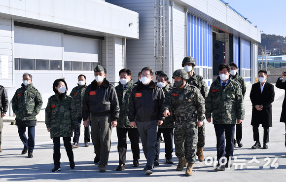 이재명 더불어민주당 대선 후보가 지난달 28일 오전 경기도 김포 해병대 항공단 김포파견대를 방문해 장병들을 만나기 위해 이동하고 있다. [사진=김성진 기자]