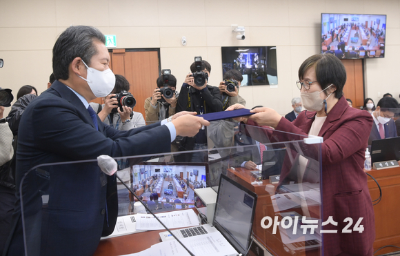 권태선 방송문화진흥회 이사장이 13일 오전 서울 여의도 국회에서 열린 과학기술정보방송통신위원회의 방송문화진흥회&middot;한국방송광고진흥공사 등에 대한 국정감사에서 인사말을 하고 있다. [사진=정소희 기자]