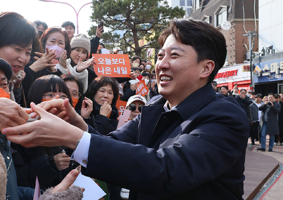 개혁신당 이준석 의원이 2일 서울 마포구 홍대 레드로드 버스킹거리에서 열린 정치 현안 관련 기자회견에 참석하며 지지자들과 인사를 나누고 있다. 2025.2.2 [사진=연합뉴스]