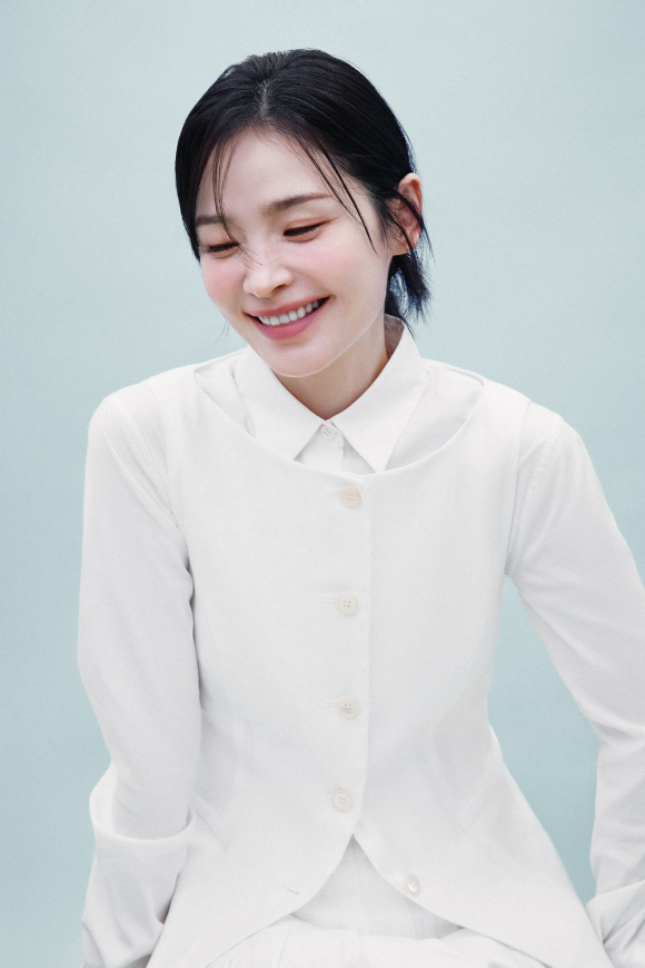 배우 전미도가 프로필 촬영에서 포즈를 취하고 있다. [사진=미디어랩시소]