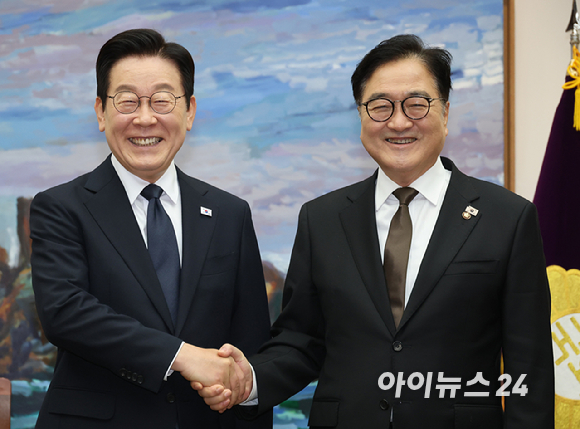 시정연설을 위해 국회를 방문한 이재명 대통령(왼쪽)이 4일 국회의장접견실에서 열린 환담에서 우원식 국회의장과 환하게 웃으며 악수하고 있다. [사진=국회사진기자단]