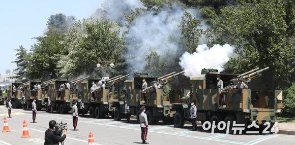 제20대 대통령 취임식을 하루 앞둔 9일 서울 여의도 국회에서 군 장병들이 K105A1 차륜형 자주포에 올라 예포 발사 예행연습을 하고 있다. [사진=김성진 기자]