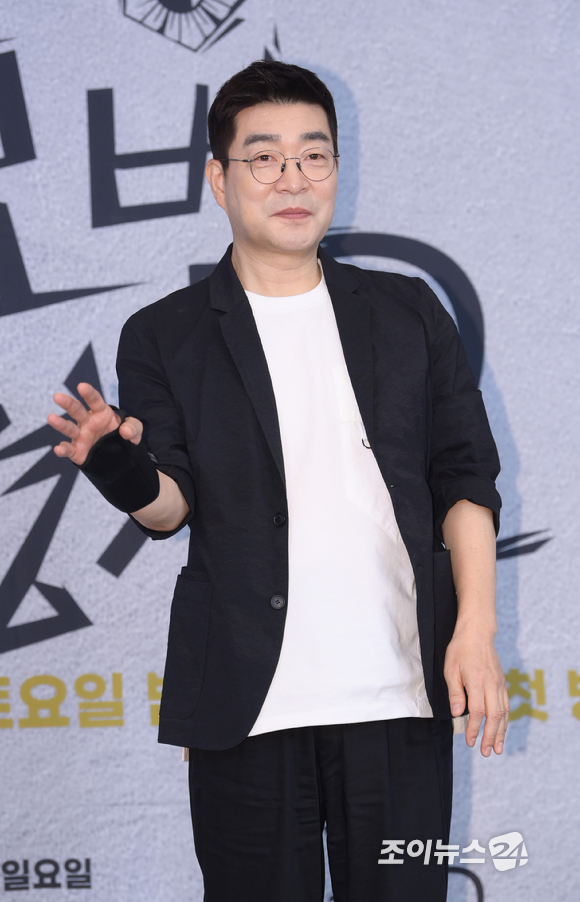 배우 손현주가 28일 오후 서울 마포구 도화동 서울가든호텔에서 열린 JTBC 새 토일드라마 '모범형사2' 제작발표회에 참석해 포토타임을 갖고 있다. [사진=정소희 기자]
