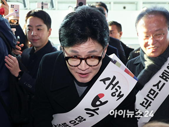 한동훈 국민의힘 비상대책위원장이 설 연휴를 하루 앞둔 8일 서울 중구 서울역에서 귀성인사를 하고 있다 [사진=곽영래 기자]