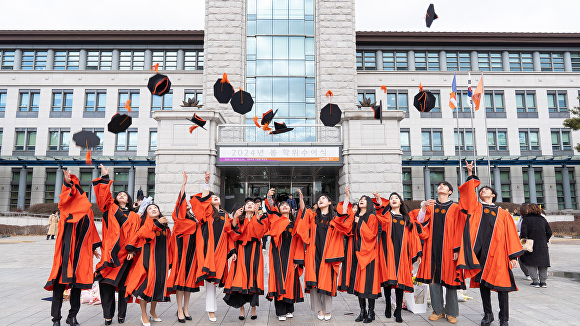 16일 교내 100주년기념관 대강당에서 동국대학교 WISE캠퍼스 2024년 봄 학위수여식이 열리고 있다. [사진=동국대학교 WISE캠퍼스]