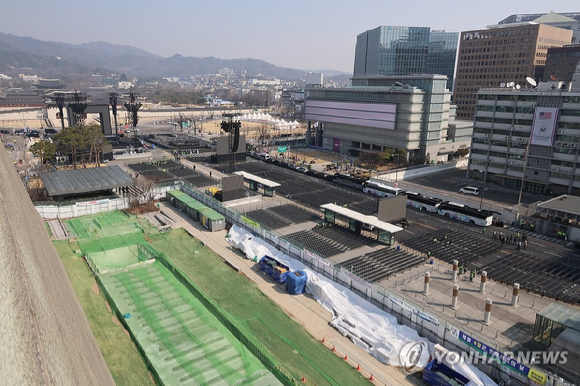 그룹 방탄소년단(BTS)이 정규 5집 '아리랑'(ARIRANG) 발매를 기념해 무료 공연 'BTS 컴백 라이브: 아리랑'(BTS THE COMEBACK LIVE｜ARIRANG)을 여는 21일 서울 광화문 광장에서 '아미'(BTS 팬덤)들이 공연을 기다리고 있다. [사진=연합뉴스]