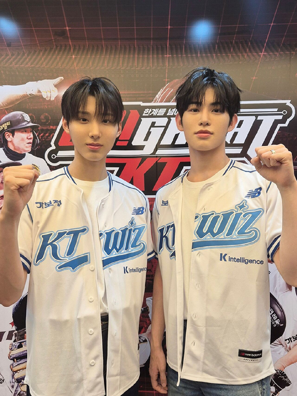 킥플립 주왕, 민제 이미지 [사진=JYP엔터테인먼트]