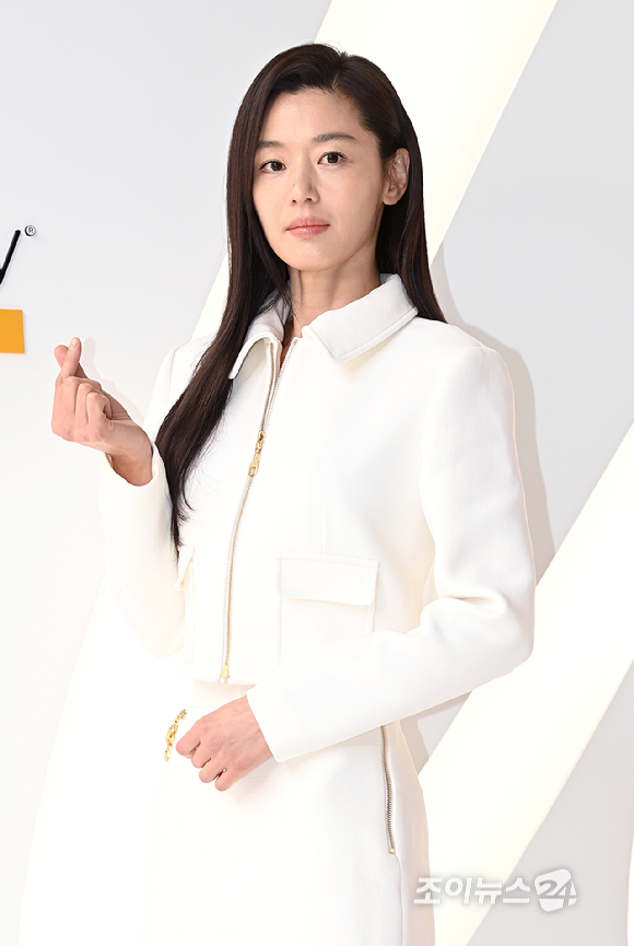 배우 전지현이 27일 오전 서울 중구에서 푸투라 서울에서 열린 글로벌 메디컬 에스테틱 브랜드 론칭 행사에서 포즈를 취하고 있다. [사진=곽영래 기자]