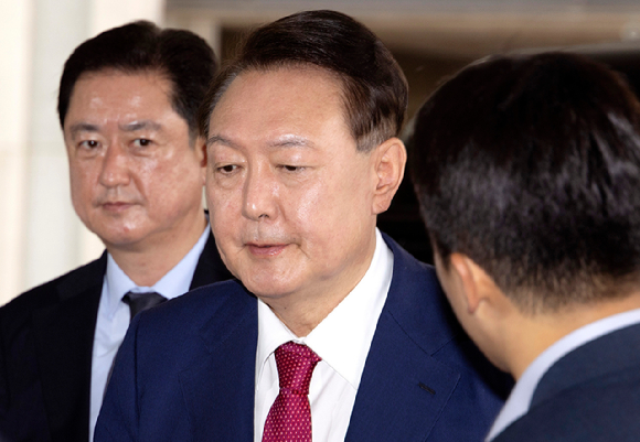 윤석열 전 대통령이 5일 내란 특검의 2차 조사를 받기 위해 조은석 특별검사팀 사무실이 있는 서울 서초구 서울고검에 출석하고 있다. 2025.7.5 [공동취재] [사진=연합뉴스]