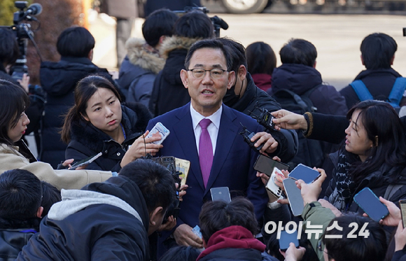 주호영 국회부의장이 23일 오후 서울 종로구 헌법재판소에서 열린 윤석열 대통령 탄핵심판 4차 변론기일에 참석하며 취재진의 질문에 답하고 있다. [사진=사진공동취재단]