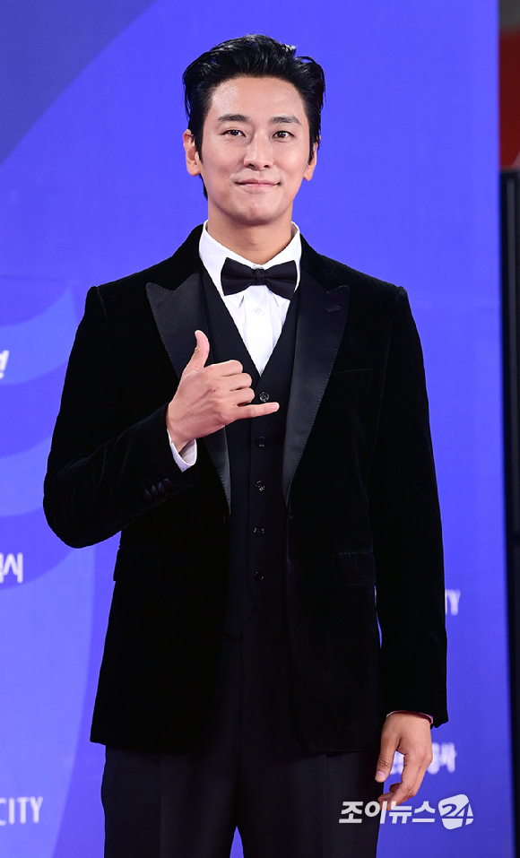 배우 주지훈이 18일 오후 인천광역시 파라다이스 시티에서 열린 제4회 청룡시리즈어워즈 레드카펫 행사에 참석하고 있다. [사진=정소희 기자]