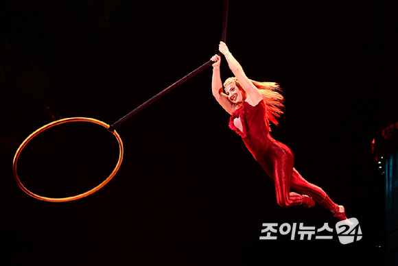 15일 오후 서울 잠실종합운동장 내 빅탑에서 열린 태양의서커스 '쿠자(KOOZA)' 프레스 컨퍼런스에서 배우들이 컨도션(Contortion) 무대를 선보이고 있다. [사진=정소희 기자]