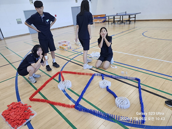 울릉중학교 학생들이 도미노 게임을 하고 있다. [사진=울릉군청]