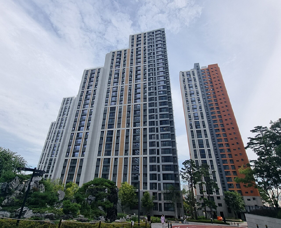 내구성 향상 페인트를 적용한 'e편한세상 시흥더블스퀘어' 단지 전경. [사진=DL이앤씨]