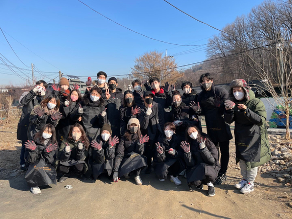 손호영이 연탄 나눔 봉사를 하며 따뜻한 온정을 나누고 있다. [사진=비트인터렉티브]