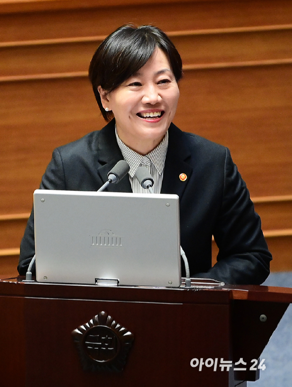 송미령 농림축산식품부 장관이 10일 오후 서울 여의도 국회에서 열린 제432회국회(임시회) 제5차 본회의 경제 분야 대정부질문에서 위성곤 더불어민주당 의원 질문에 답변하고 있다. [사진=정소희 기자]