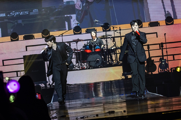 밴드 엔플라잉이 9일 서울 올림픽공원 올림픽홀에서 열린 단독 콘서트 '2025 N.Flying LIVE '&CON4 : FULL CIRCLE''(2025 엔플라잉 라이브 '엔콘4 : 풀 서클')에서 멋진 공연을 펼치고 있다. [사진=FNC엔터테인먼트]