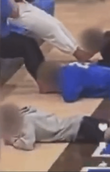 디어 크릭 고등학교에서 열린 모금 행사에서 십대들이 발가락을 핥는 영상이 논란이다 [사진=X 캡쳐]