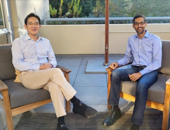 지난 22일(현지시간) 미국 캘리포니아주 마운틴뷰 구글 본사에서 만난 이재용 삼성전자 부회장(왼쪽)과 순다르 피차이 구글 CEO(오른쪽)의 모습 [사진=삼성전자 ]