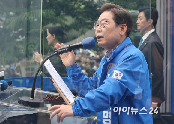 이재명 더불어민주당 대선 후보가 2일 오후 경기도 성남시 야탑역 광장에서 열린 선거유세에서 지지를 호소하고 있다. [사진=곽영래 기자]