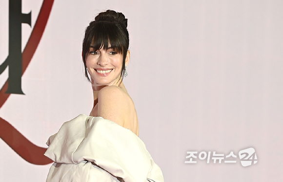 배우 앤 해서웨이가 8일 오전 서울 종로구 포시즌스 호텔 서울에서 열린 영화 '악마는 프라다를 입는다 2' 내한 기자간담회에서 포토타임을 갖고 있다. [사진=곽영래 기자]