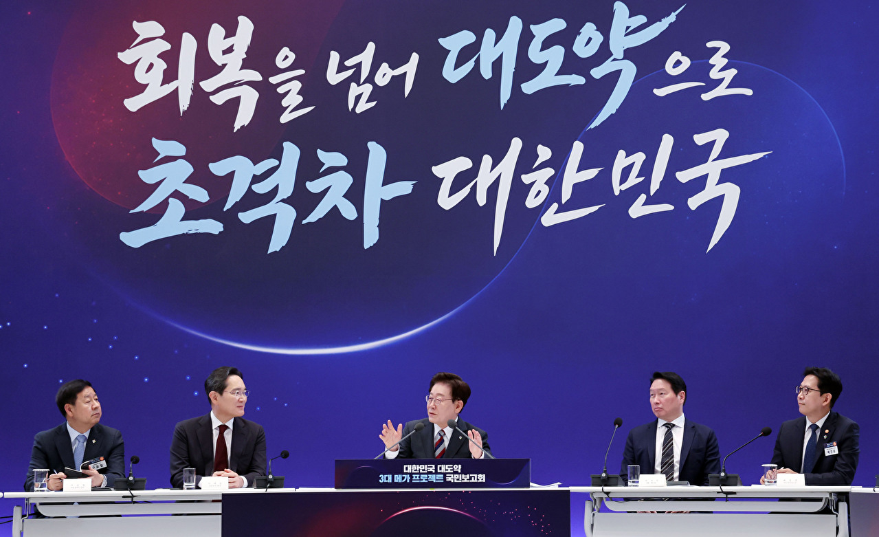 이재명 대통령과 이재용 삼성전자 회장, 최태원 SK그룹 회장이 29일 청와대에서 열린 3대 메가프로젝트 국민보고회에서 기업 투자계획 발표 후 손을 잡고 있다. 2026.6.29 [청와대통신사진기자단] [사진= 연합뉴스]
