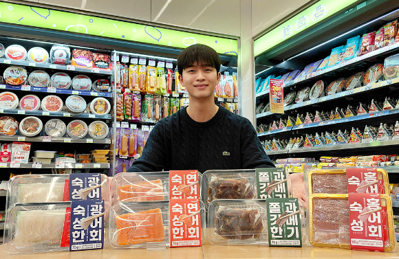 모델이 편의점 CU에서 새롭게 선보이는 1인용 소용량 회 4종을 소개하고 있다. [사진=CU]