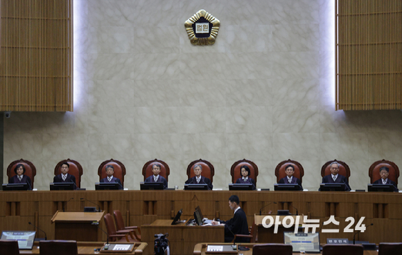 조희대 대법원장이 1일 오후 서울 서초구 대법원에서 이재명 더불어민주당 대선 후보의 공직선거법 위반 사건 상고심 선고를 위해 재판을 준비하고 있다. [사진=사진공동취재단]