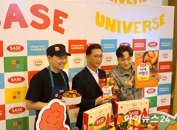 12일 강남구 키친마이야르에서 열린 기자간담회에서 (오른쪽부터)유튜버 승우아빠와 김광선 사세 대표, 황제성 사세 홍보모델이 사진촬영을 하고 있다. [사진=김성화 기자]