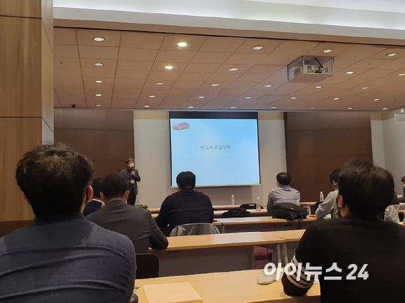 안기현 한국반도체산업협회 전무는 27일 서울 강남구 코엑스에서 열린 '반도체 시장 전망 세미나'에서 이같이 강조했다. [사진=민혜정 기자 ]