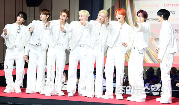 그룹 스트레이 키즈(Stray Kids)가 25일 오후 인천광역시 중구 운서동 인스파이어 아레나에서 열린 '2025 SBS 가요대전' 레드카펫 행사에 참석하고 있다. [사진=정소희 기자]