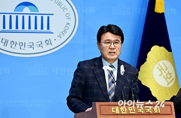 황운하 더불어민주당 의원이 26일 오전 서울 여의도 국회 소통관에서 총선 불출마 기자회견을 하고 있다. [사진=곽영래 기자]