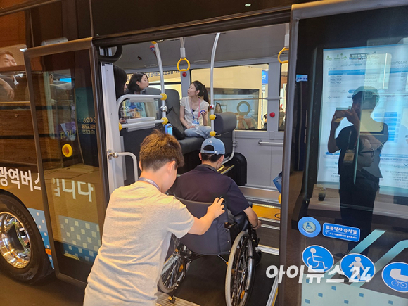 현대차그룹이 24일 서울 강남구 삼성동 코엑스에 마련한 전시장에 아틀라스, 스팟, 모베드가 나란히 전시돼 있다. [사진=설재윤 기자]