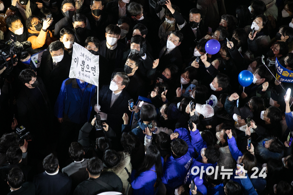 공식 선거운동 마지막 날인 8일 저녁 이재명 더불어민주당 대선후보가 서울 마포구 홍대 걷고싶은거리를 찾아 '절박재명, 가보자고!' 마지막 유세를 펼치고 있다. [사진=국회사진취재단]