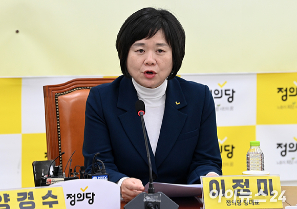 이정미 정의당 대표가 지난 3월 국회에서 양경수 민주노총 위원장과의 면담 중 발언하고 있다. [사진=김성진 기자]