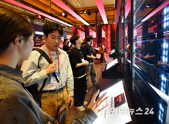 14일 서울 강남구 코엑스에서 열린 '제28회 반도체대전'(SEDEX 2026)에서 관람객들이 SK 하이닉스 부스를 관람하고 있다. [사진=곽영래 기자]