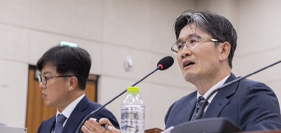 오동운 고위공직자범죄수사처(공수처)장(오른쪽)이 13일 국회 법제사법위원회에서 열린 국정감사에 출석해 질의에 답하고 있다. 2026.10.13 [사진=연합뉴스]